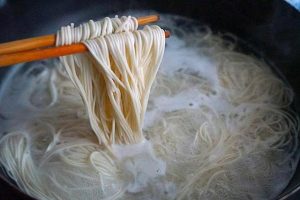 冻面条怎么煮用冷水煮还是开水煮，冻面条怎么煮好吃