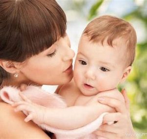 中年女人梦见抱着孩子（中年女人梦见抱着一个小男孩）