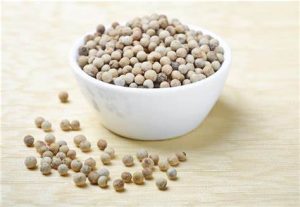 白胡椒什么人不能吃（白胡椒粉和黑胡椒粉的区别）